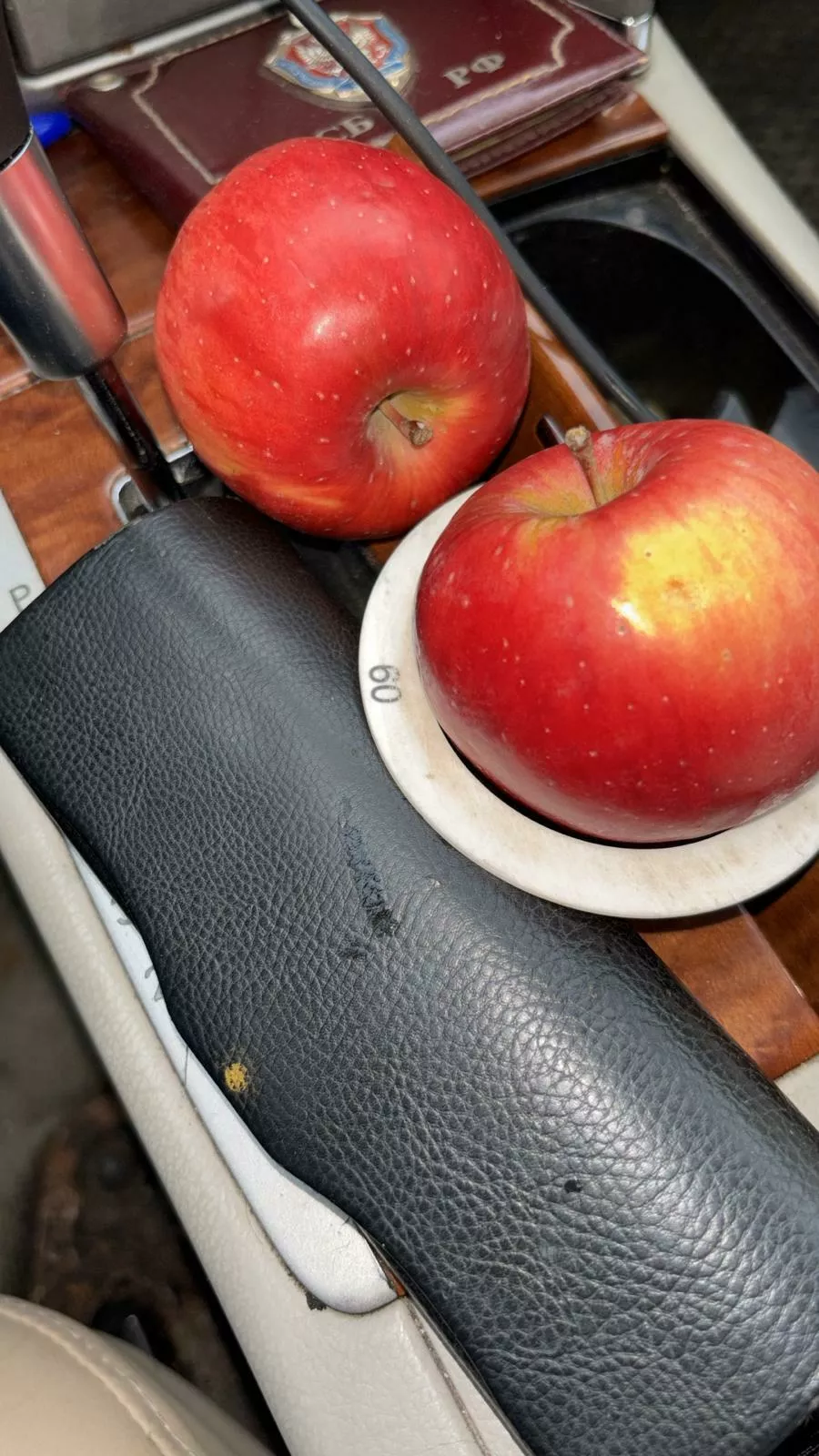 яблоки свежие.  в Москве 4